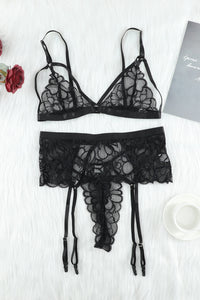 Strappy dreiteiliges Dessous-Set aus Spitze