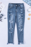 Jeans corti con orlo sfilacciato effetto invecchiato