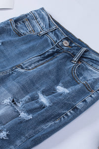 Jeans corti con orlo sfilacciato effetto invecchiato