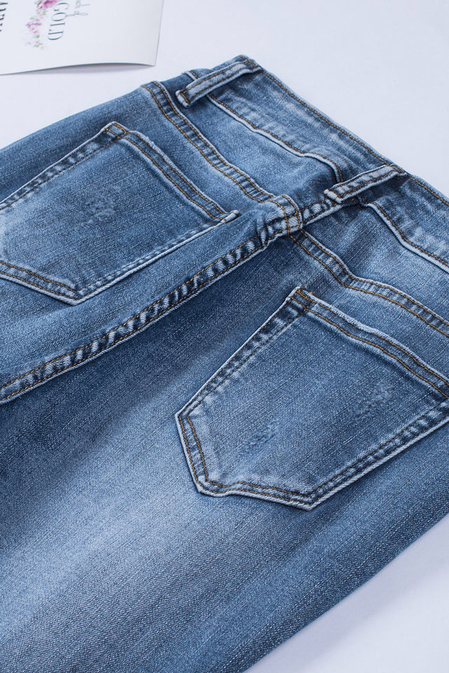 Jeans corti con orlo sfilacciato effetto invecchiato